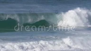 海浪冲击冲浪者，在潮水中沿着北加利福尼亚州大萨地区的海岸线猛烈撞击
